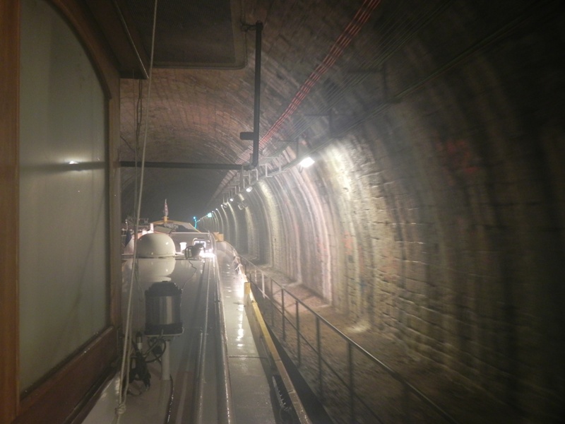 Fahrt im Tunnel, vom Gangbord aus betrachtet…